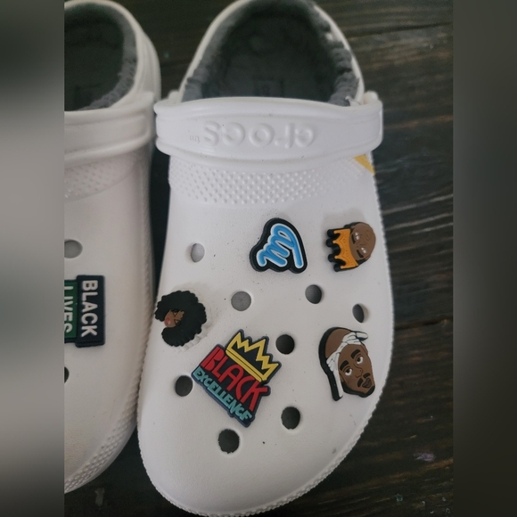 CROCS Men's White Slip-On Sandals with Charms - Picture 4 of 6